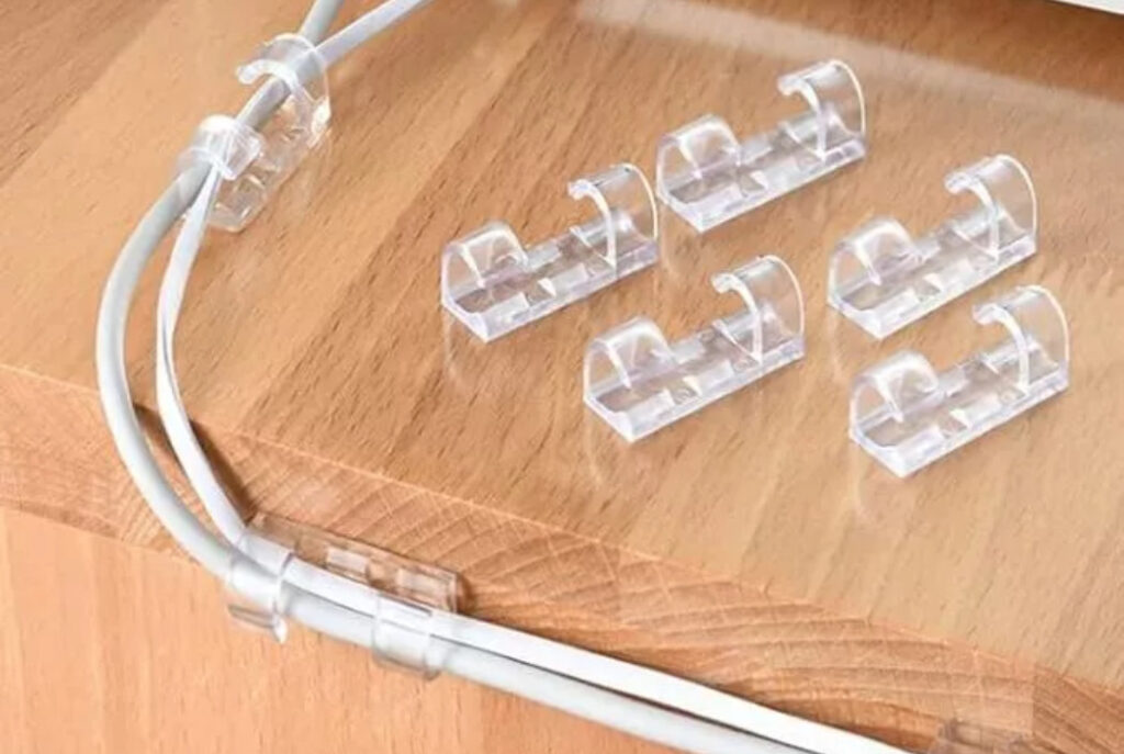 Organizador de cabos e fios adesivo, achadinho para organização de eletrônicos